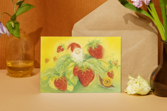 Ansichtkaart met een kabouter tussen de aardbeien - Waldorf Winkel
