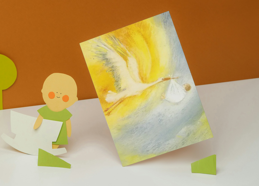 Ansichtkaart met een ooievaar en baby in geel en blauw, als geboortekaart - Waldorf Winkel