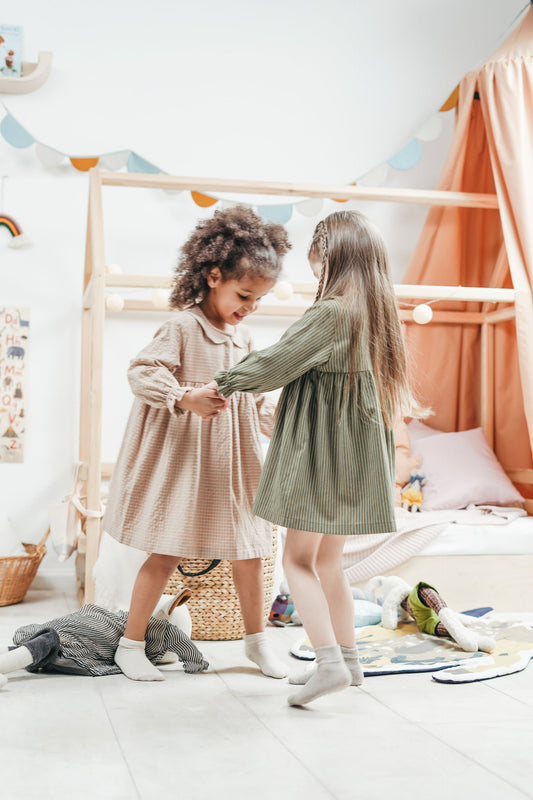 Kind draagt euritmieschoenen tijdens de euritmieles - Waldorf Winkel